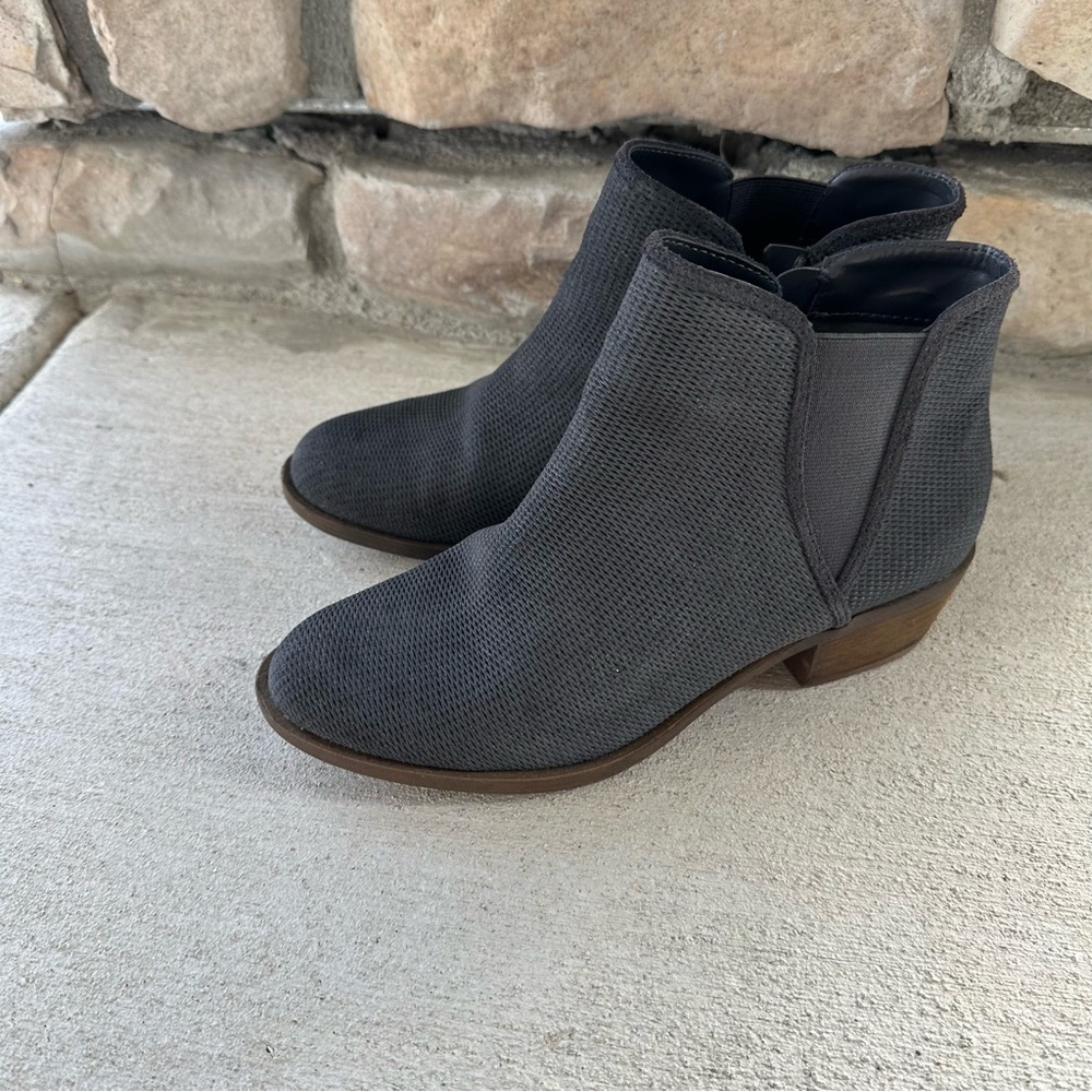 Kensie || charcoal leather Gerona ankle booties